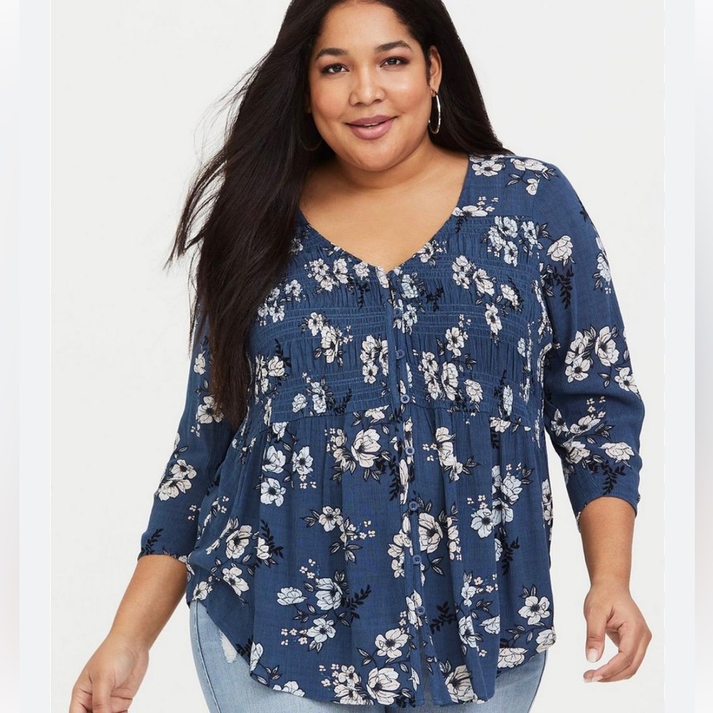 Torrid Blue CRINKLE GAUZE SMOCKED BUTTON-FRONT TOP Women's size 2 (2X)